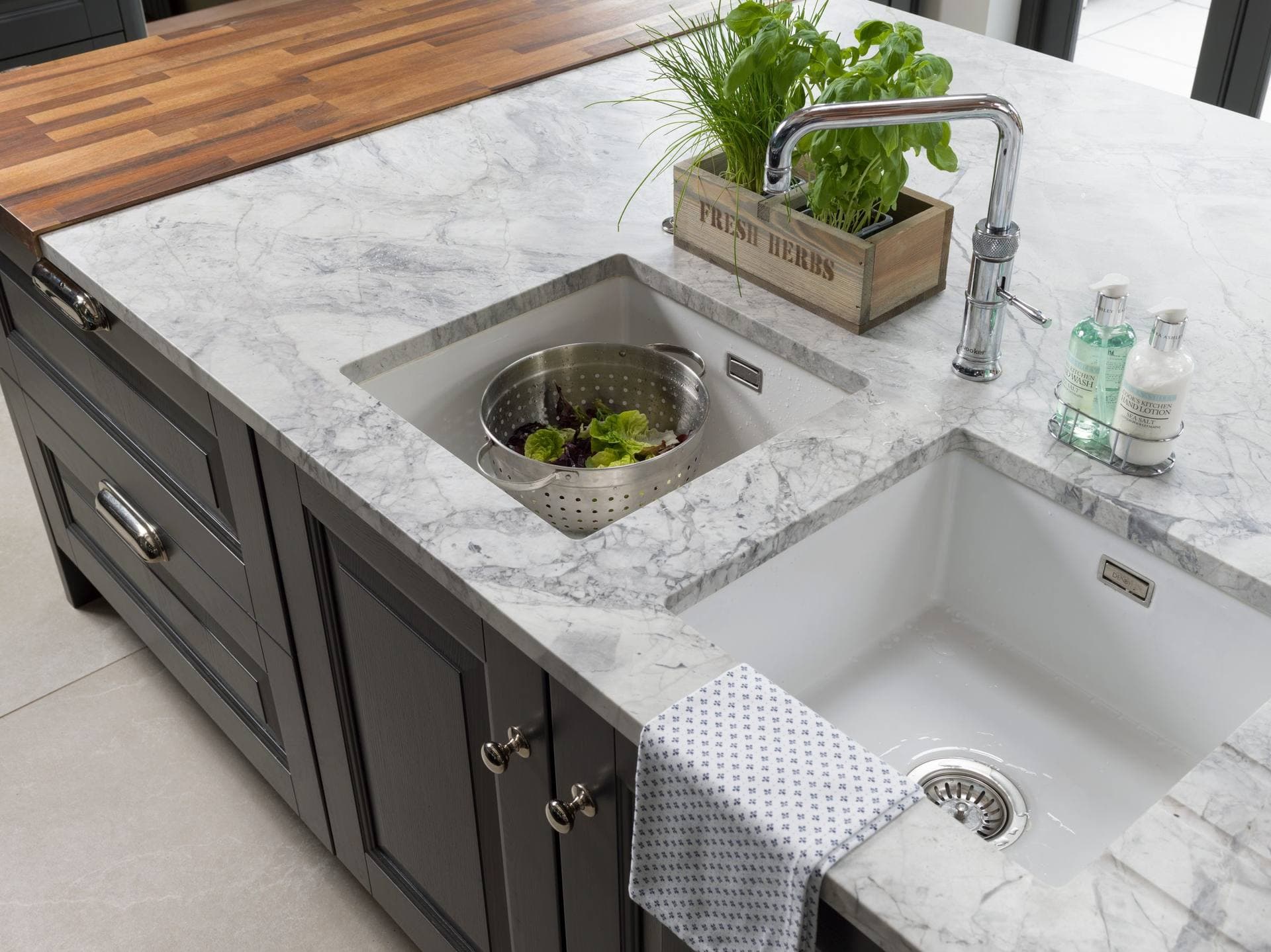 Bedale glazed bridging cabinet detail