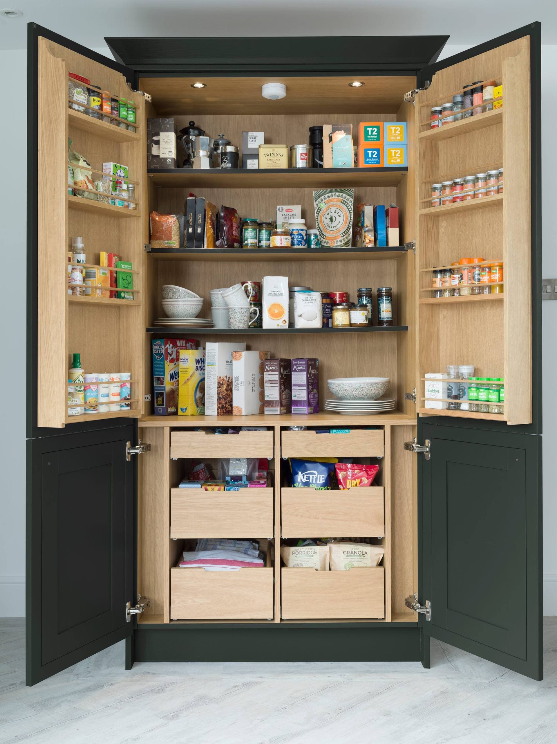 Helmsley kitchen, island and cooking zone